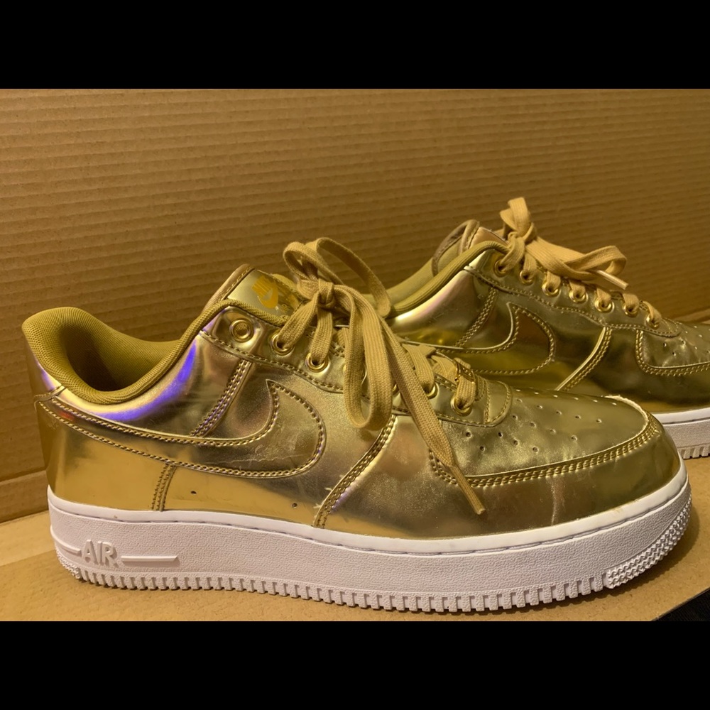 Almost new Nike AF1s only worn 1 time. Great condition